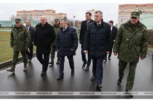 Лукашенко в Гомеле ознакомился с работой артиллерийской базы вооружения