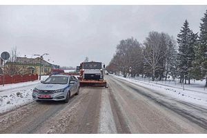 На дорогах области скользко. ГАИ просит водителей не мешать работе спецтехники