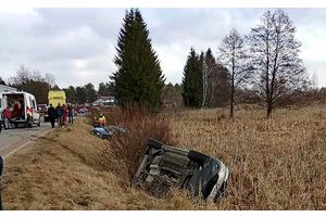 Две машины вылетели в кювет в деревне Красное