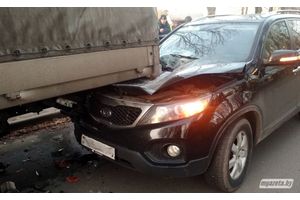 На улице Виленской легковой автомобиль въехал в грузовик