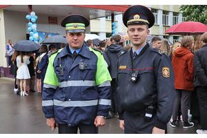 Сотрудники милиции обеспечивают правопорядок во время последних звонков