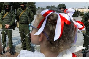Кто-то из родителей ходит с детьми в парк, кто-то в кинотеатр, а кто-то — на митинги…