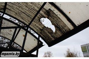 На автобусной остановке повреждена крыша