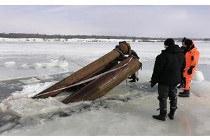 Судно в 35 т подняли с 8-метровой глубины спасатели-водолазы в Молодечненском районе
