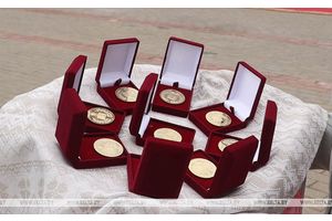 Золотые и серебряные медали вручили выпускникам Минской области