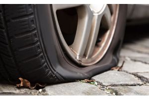В Молодечно мужчина проколол шины в автомобиле соседа из-за замечания