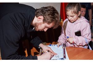 Профессионалы и фанаты на одном льду