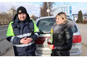 «Здравствуйте, девушка. Причина остановки — 8 Марта». Автоледи в Молодечно испытали приятный шок