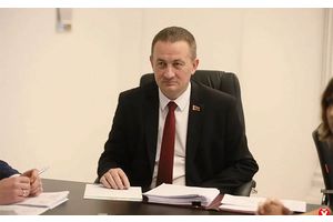 «Ездить в Минск на экзамен по вождению дорого». С проблемами к Турчину пришли жители Березинщины