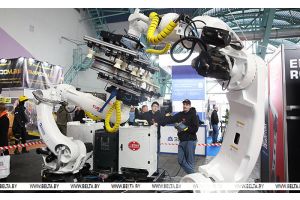 От огнезащитных материалов до роботов. В Минске представили передовые технологии в промышленности