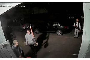 В Молодечно милиция ищет парней, которые унесли арендный самокат и оставили его в лифте