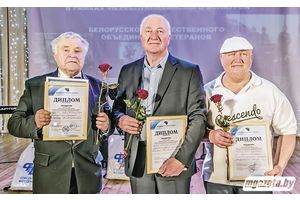 Года бегут, но голос не стареет, и молоды по-прежнему сердца