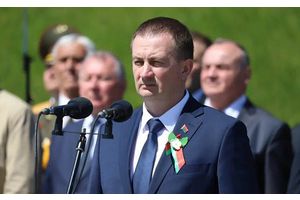 Красные розы легли к подножию Кургана Славы 9 мая: Турчин возложил цветы на торжественном митинге