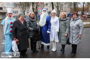 Ветераны педагогического труда получили поздравления и ценные подарки