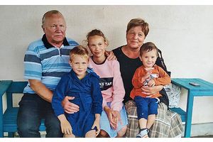 Камін з кардону, ружы, «вышытыя» на шафе, і камяні з… вачыма