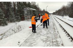 Дружная и сплоченная работа по уборке снега обеспечивает непрерывность движения поездов