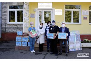 Помощь профсоюзов -- продуктовые наборы и противочумные костюмы