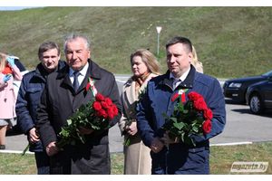 Председатель Конституционного суда Пётр Миклашевич возложил цветы к памятнику экипажу Гастелло