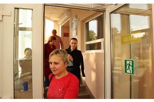 Зачем проводить эвакуацию и почему из задымленного помещения выходить лучше, пригнувшись к полу