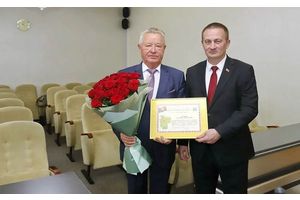 Александр Турчин вручил Владимиру Дражину Почетную грамоту Миноблисполкома
