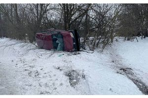 Съехал в кювет и перевернулся