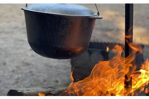 «Запах пищи, приготовленной на костре, так и зазывал заглянуть на огонек»
