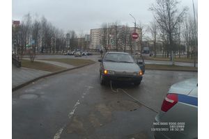 Сотрудники ГАИ помогли водителю из Молодечно отбуксировать заглохший автомобиль