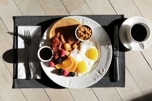 Какие завтраки на самом деле вредят фигуре: диетолог рассказала о скрытых угрозах утреннего рациона