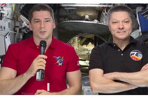 Принимайте поздравления с орбиты! Космонавты передают женщинам пожелания счастья и радости