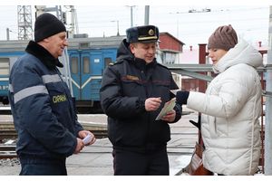 Не ходите по путям. На вокзале Молодечно милиция и дружинники объясняли пассажирам правила безопасного поведения