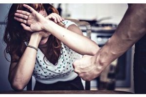 Убегала от сожителя босиком через окно — в Молодечно за угрозу убийством осужден 37-летний мужчина