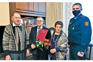 В Молодечно с 80-летием поздравили бывшего начальника отдела милиции Владимира Симана.