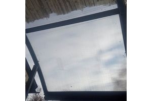 Крыша на автобусной остановке отремонтирована