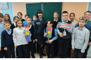 Инспектор ДПС ГАИ напомнила учащимся правила дорожного движения