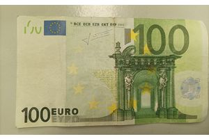 Подросток пытался обменять фальшивые 100€