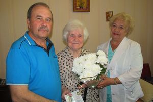 100-летней Ольге Гладиловой вручили юбилейную медаль