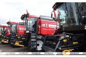 Техника к жатве: хозяйства Минской области получили 100 новых комбайнов