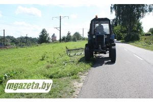 Косец за рулем трактора