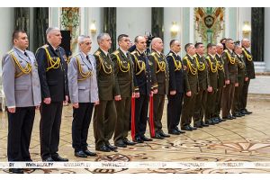 Лукашенко: все люди в погонах сдадут экзамен на профпригодность