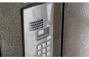 Под предлогом замены домофона потерял больше 10 тысяч рублей