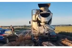 На дороге в Молодечненском районе застрял большегруз: кто виноват?