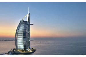 Знаменитый дубайский отель в виде паруса закроют на реконструкцию