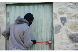 Кражи из дачных домовладений – один из наиболее распространенных видов преступного посягательства