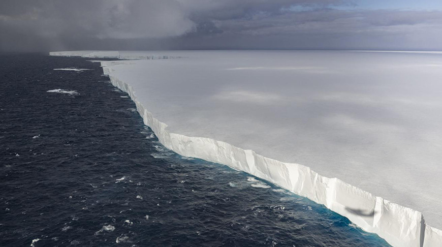 Крупнейший в мире айсберг полностью разрушился